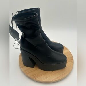 NWT Forever 21 Platform Pull On Boots Black Size 8